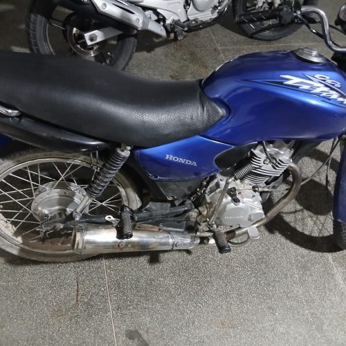 Condutor é flagrado pela PM com motocicleta sucata, descarga livre causando barulho excessivo e sem CNH no centro de Conceição do Coité