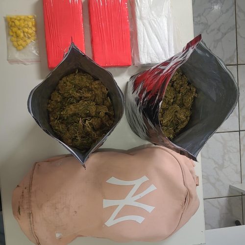 Policiais da CETO prendem suspeito com grande quantidade de cocaína, maconha e LSD no bairro do Açudinho Conceição do Coité