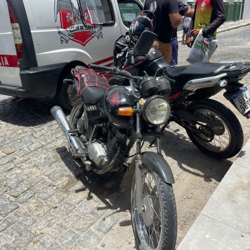 Acidente entre motos deixa mototaxista e menor feridos no centro de Conceição do Coité