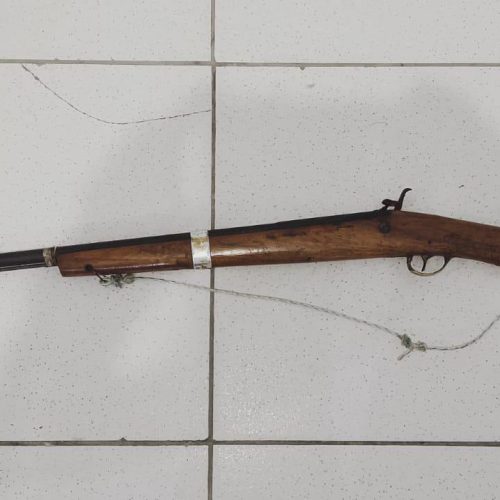 Idosa é presa após ameaçar vizinhos com espingarda na zona rural de Retirolândia; arma foi apreendida