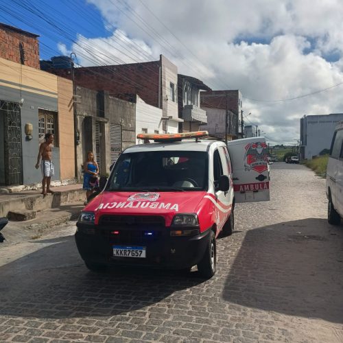 Mulher fica ferida após colidir moto em carro estacionado no bairro dos Barreiros em Conceição do Coité