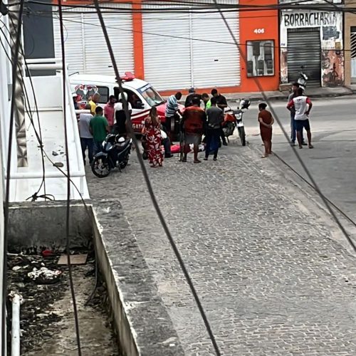 Mulher fica ferida após colisão entre carro e moto em Conceição do Coité