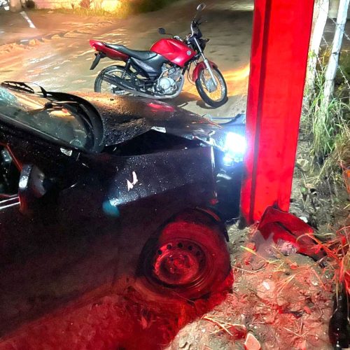 Jovem de 26 anos é encontrado desorientado após colidir carro contra poste  na região da Pinda em Conceição do Coité