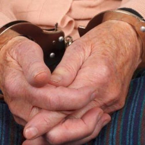 Coité: Idoso é preso por estupro e ameaça; ele culpava a vítima pela prisão do filho que, junto com ele, cometeu abusos contra ela