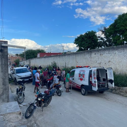 Mulher  fica ferida após colisão lateral de motocicleta com carro no bairro Açudinho  em Conceição do Coité