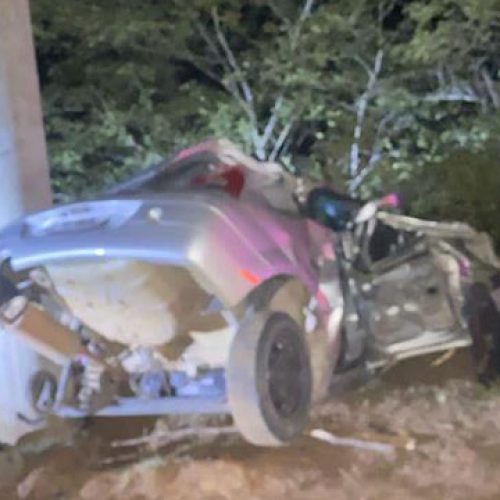 Tragédia em Biritinga: três pessoas morrem e uma fica ferida após carro bater em poste