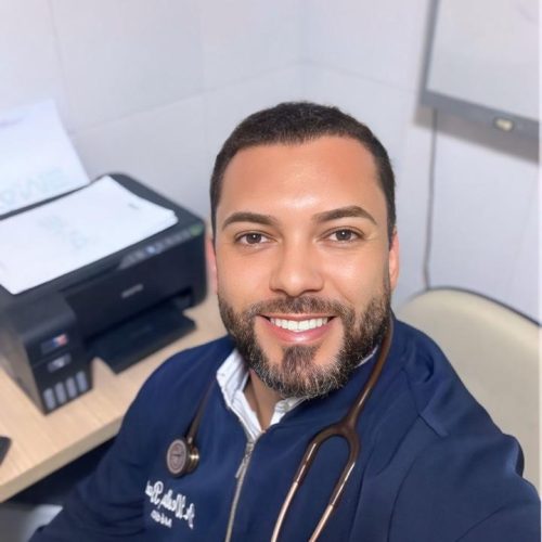 De garçom a médico: coiteense comemora 10 anos de formação com consultas gratuitas a idosos em Conceição do Coité