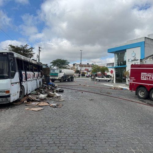 Coité: Após incêndio em ônibus, Corpo de Bombeiros emite orientação aos proprietários de veículos abandonados nas ruas