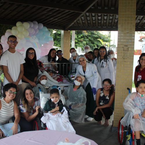 Internada na UTI há nove meses, bebê ganha aniversário de um ano especial no HEC