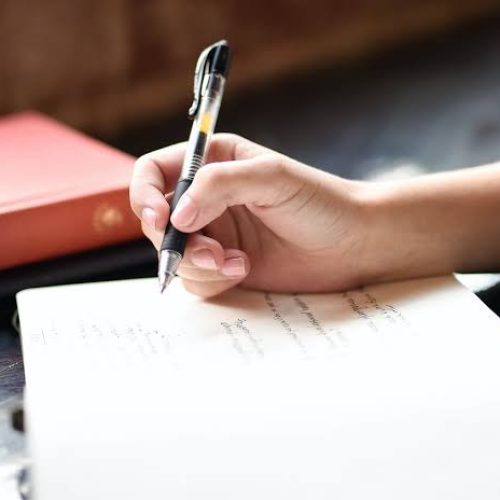 Especialista em revisão e edição  de textos promove mentoria online. Saiba como se inscrever!