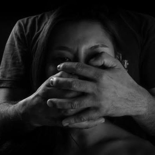 Homem é detido após agredir ex-companheira e subtrair certidão de nascimento do filho em residência de Ichú