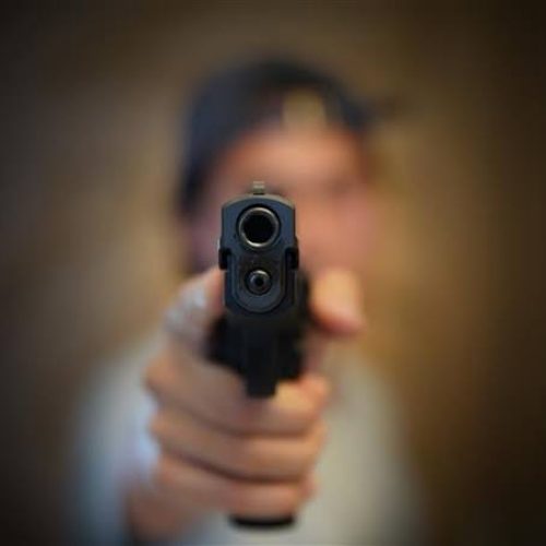 Adolescente é baleado dentro de casa em Ichu; vítima teria suposta ligação com facção criminosa