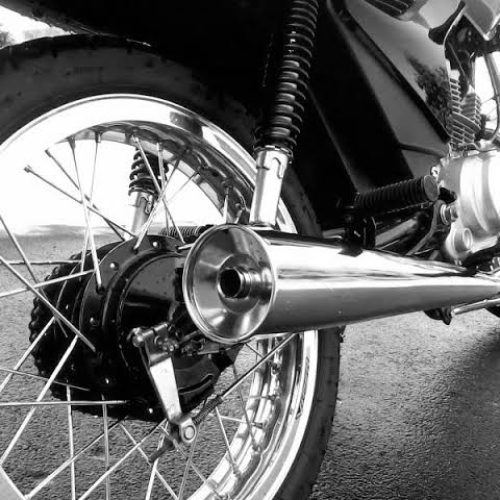 PM apreende motocicleta com descarga aberta em Conceição do Coité; condutor não possuia CNH