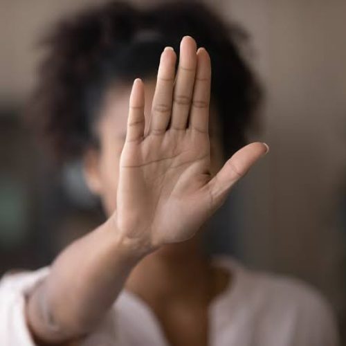 Idosa é agredida pelo companheiro após chegar bêbado na residência e ter crises de ciúmes em Queimadas