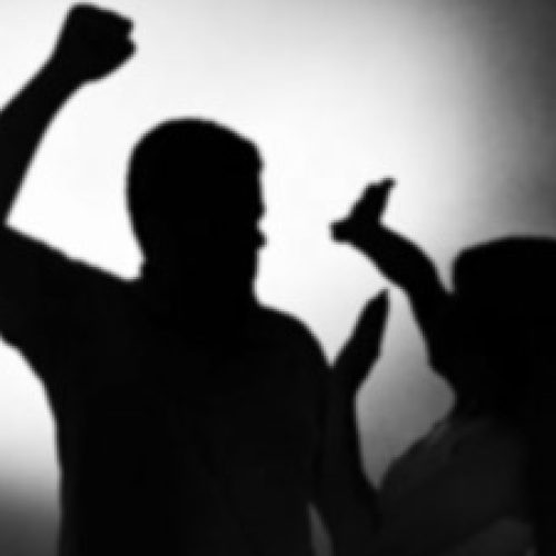 Jovem é agredida por homens e mulheres em praça de São Domingos